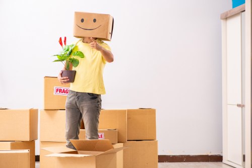 You are currently viewing Moving Yourself vs. Hiring Movers – Which Option Is Better?